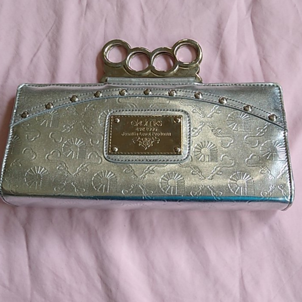 Akdmks Brass Knuckle Clutch